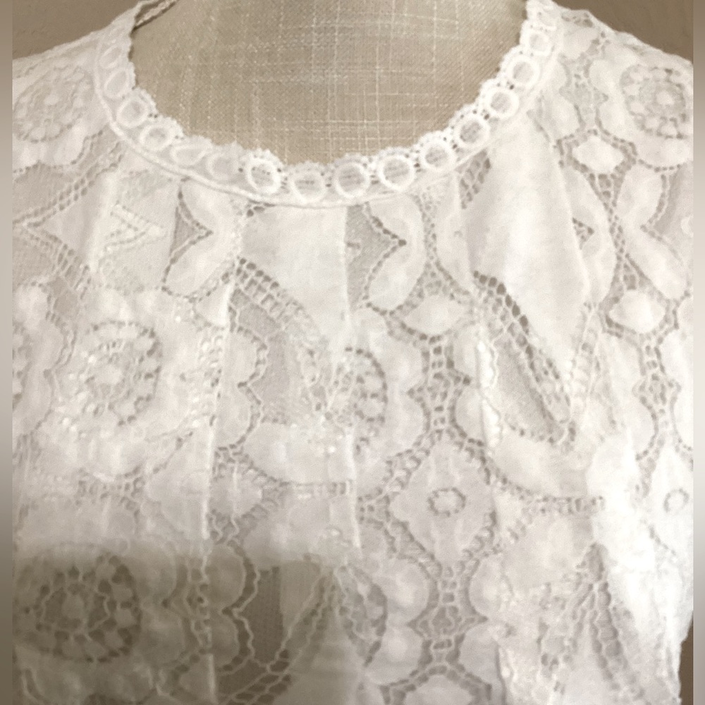 Faux Lace Pleated Front Sleeveless White Top | EUC